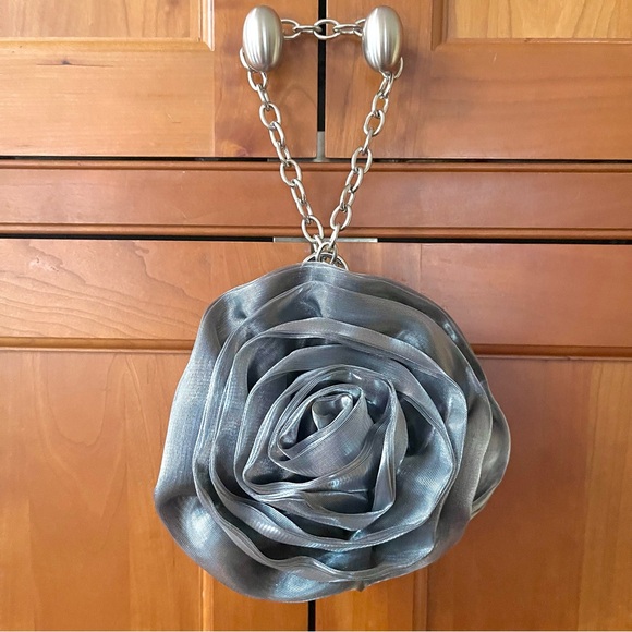 Elegant Silver Rose Shaped Evening Purse & Clutch - Picture 3 of 7
